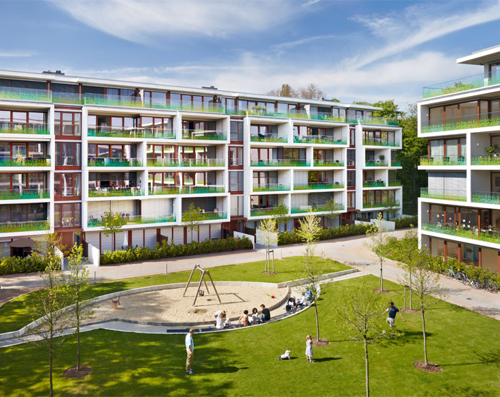 Bema Gruppe stellt vor: Das Wohnensemble im Stadtteil Düsseltal in Düsseldorf beeindruckt mit unverbautem Blick ins Grüne.