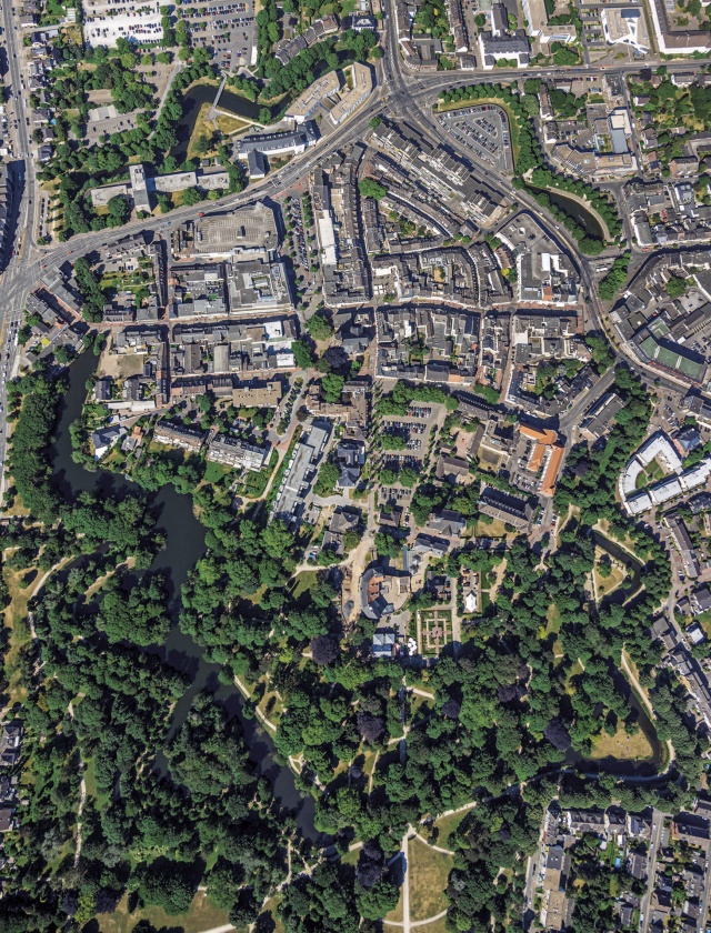 Die bema Gruppe nutzte die zentrale Lage des Wallgrabens in der Innenstadt und sorgte dafür, die vernetzte Wegestruktur des historischen Gebiets am Moersbach zu erhalten.