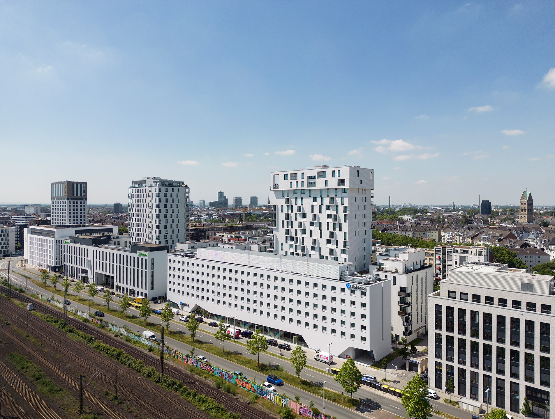 Das H2 HOTEL liegt an einem alten Bahnareal im Düsseldorfer Stadtteil Pempelfort und wurde von der bema Gruppe realisiert.